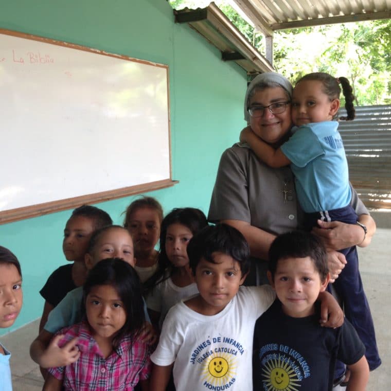 Sr. Ondina Sister Ondina with children from one of the early childhood centers in the “bordos”(shanty towns) of San Pedro Sula, Honduras.